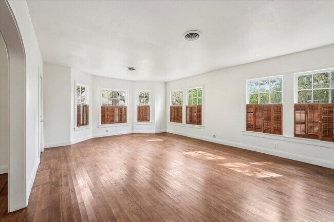 Building Photo - 2565 Harrison Ave