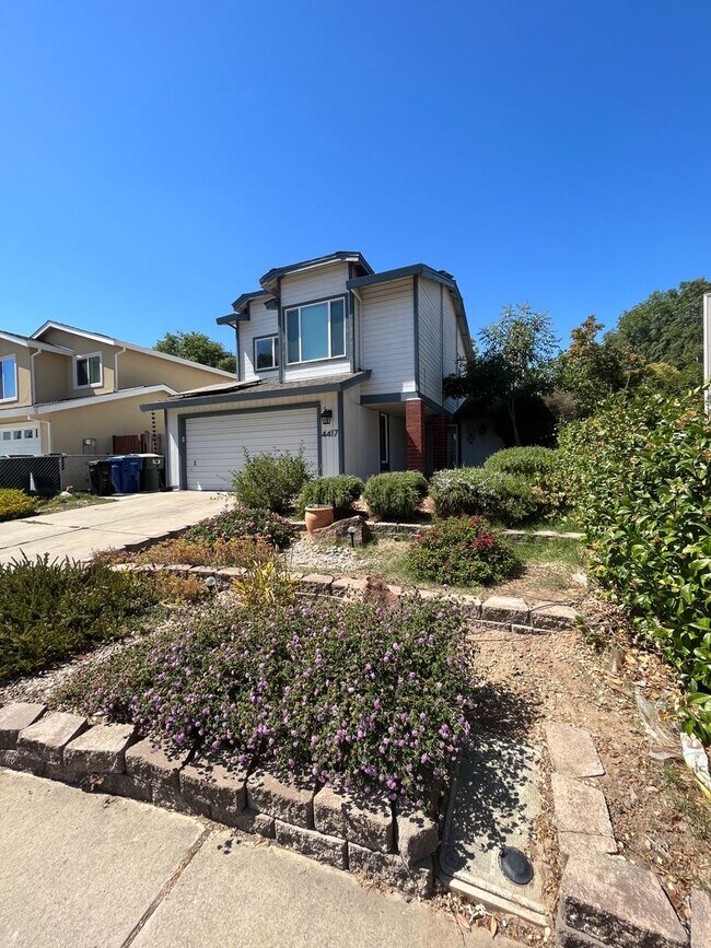 Building Photo - Spacious 3bed 2.5bath 2 story home available now!