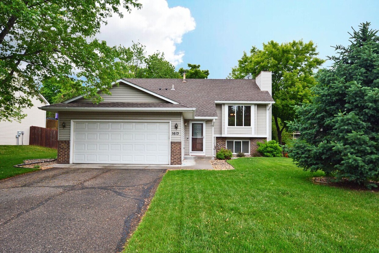 Foto principal - Spacious 3-Bedroom with Walkout and Fully ...