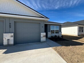 Building Photo - 909 Switchgrass Dr