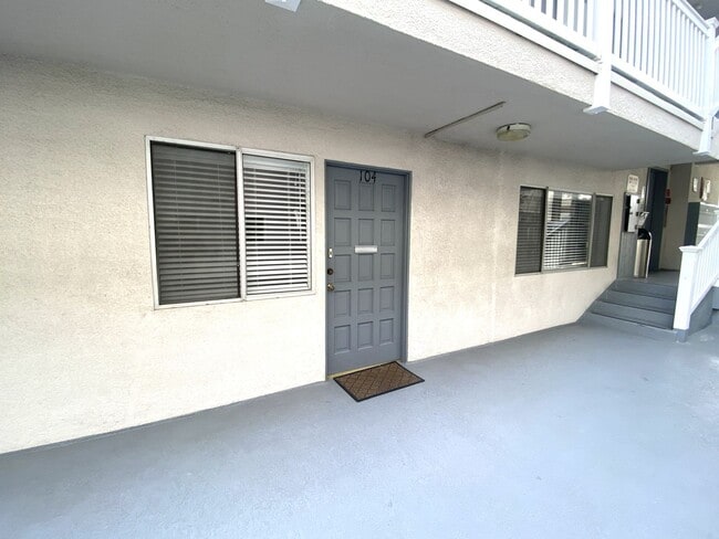 Building Photo - 2 Weeks Free Rent! 2 Bedroom Hermosa Beach Condo - Close to Everything!