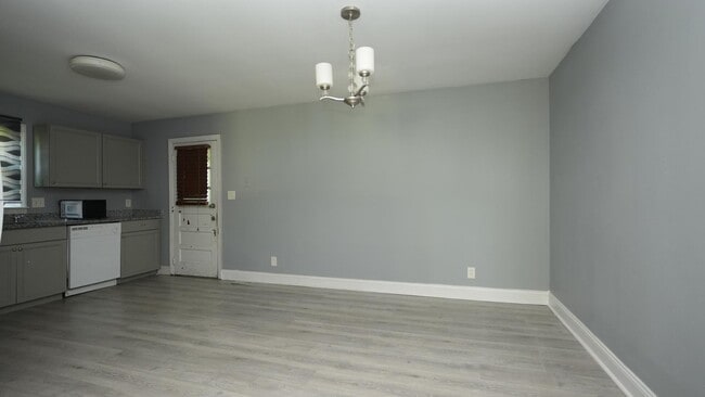 Building Photo - 2614 Golf Course Ln