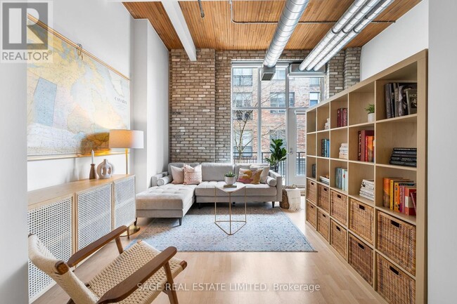 Photo du bâtiment - 955-955 Queen St W