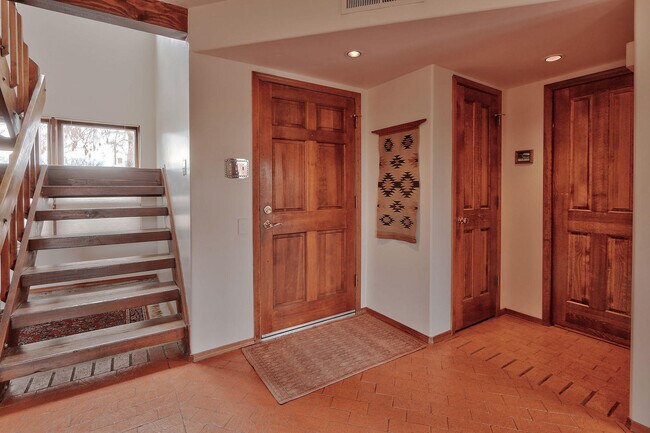 Foto del edificio - OLD TOWN AMAZING 2 Bedroom 2/Story 1475/SF Townhouse