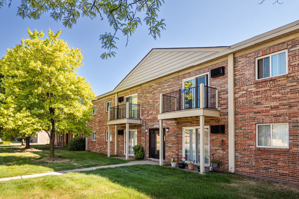 Primary Photo - Dearborn Club Apartments