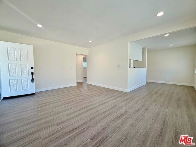 Building Photo - 410 E Cherry Ave