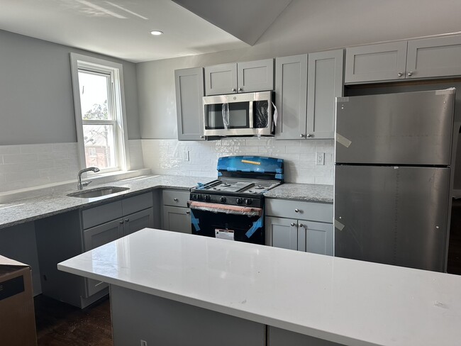 Kitchen, stainless steel appliances, standard floor plan - 35 Vernon St