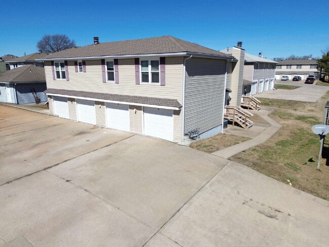 Building Photo - Updated 2 Bedroom/1 Bath Apartment in Parkville *READY NOW*