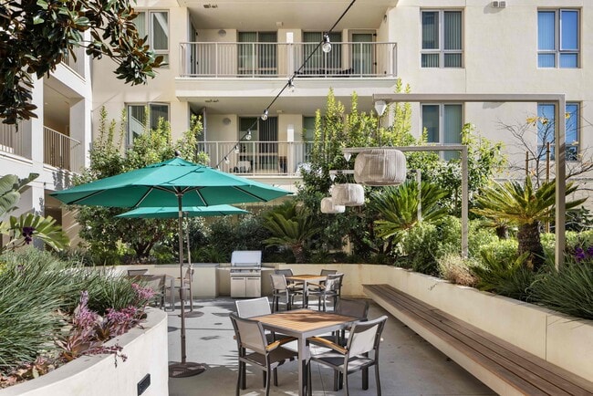 Building Photo - Hollywood Arts Collective