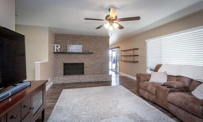 Building Photo - Gorgeous 3 Bedroom Home located Lincoln Es...