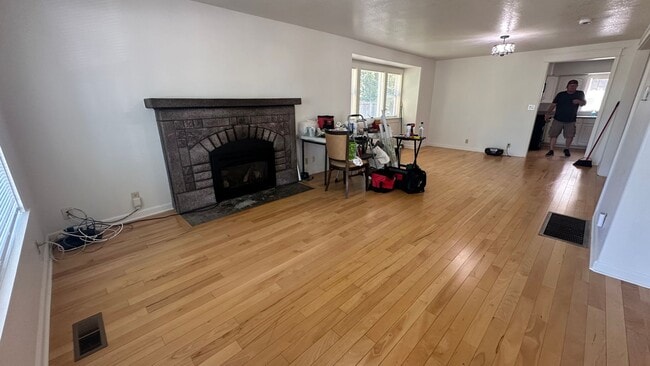 Building Photo - 4bd 2 bath Home in Westmoreland, Portland:...