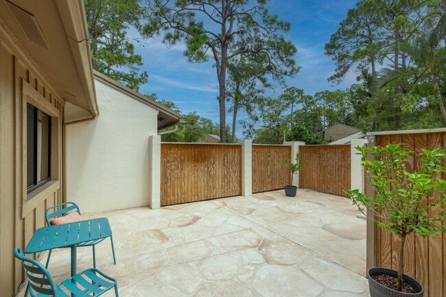 Building Photo - 253 Wood Dale Dr