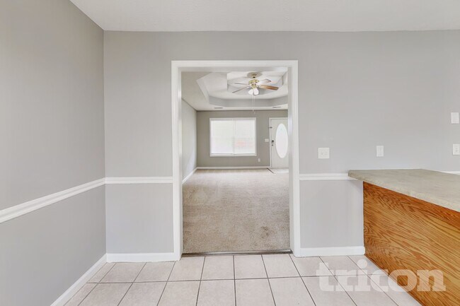 Foto del edificio - 8014 Lomond Dr