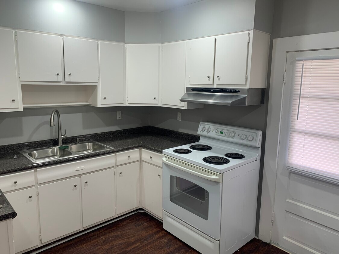 Foto principal - 334 E 1st St