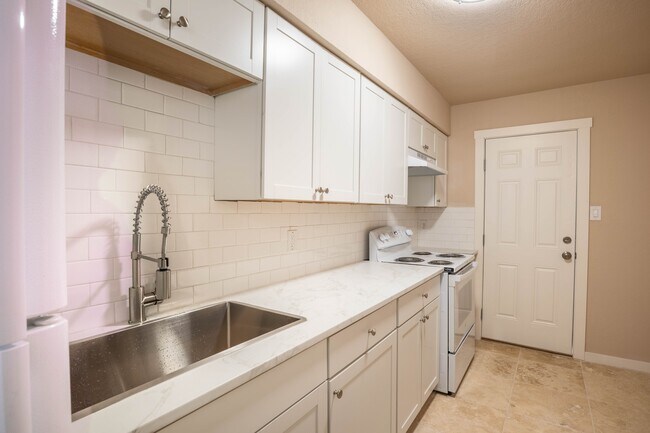 Foto del edificio - 2630 Fairway Dr