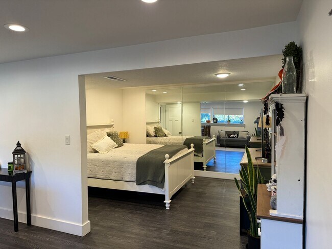 Building Photo - Beautiful contemporary basement Studio in ...