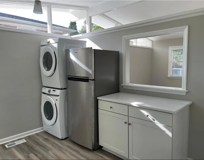 Building Photo - Three Bedroom, One Bath Home for Rent in G...