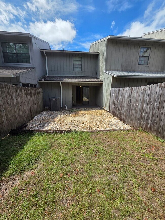 Foto del edificio - Conveniently Located Townhome w/Easy Acces...
