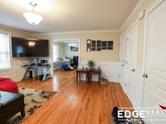 Foto del edificio - Parking Included, In-Unit Washer and Dryer...