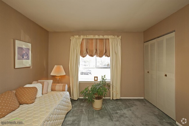 Bedroom - Manchester Lake Townhomes