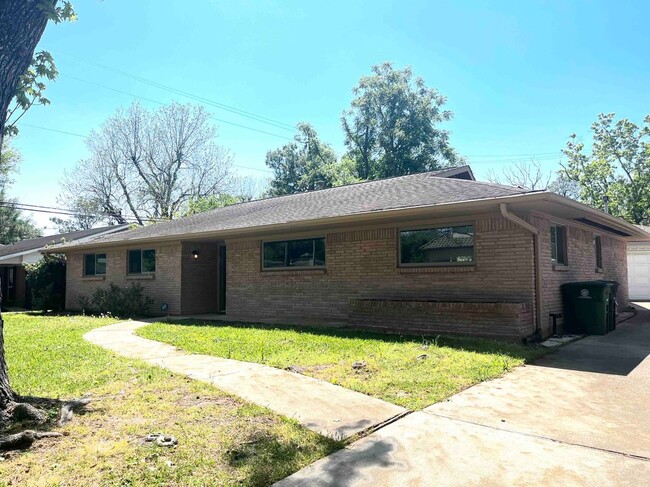 Foto del edificio - 8106 Mullins Dr