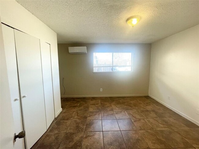 Building Photo - 2609 Ektom Dr