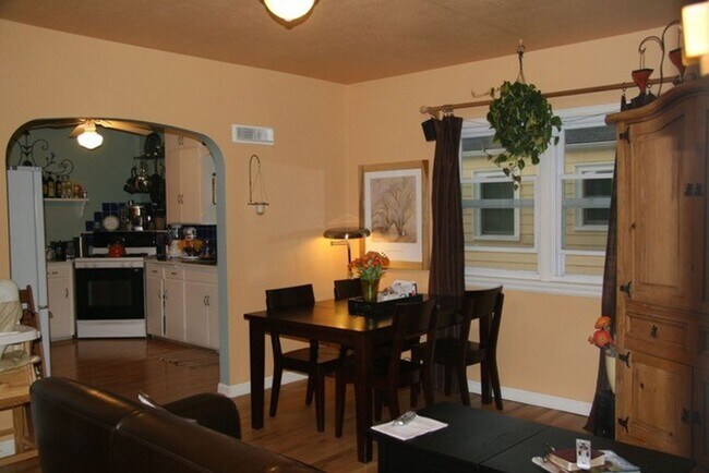 Building Photo - CUTE 2 BED/2 BATH HOUSE NEAR SUNSET GOLF C...