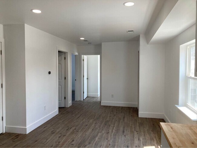 Building Photo - 104 E Maple St