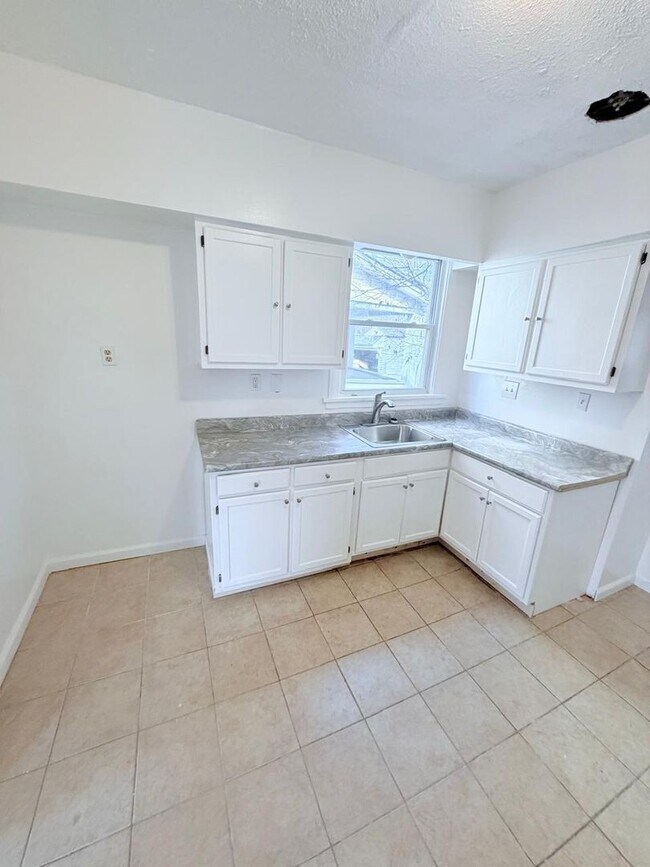 Building Photo - Spacious 4-Bedroom Single-Family Home with 2-Car Garage in Cleveland Heights