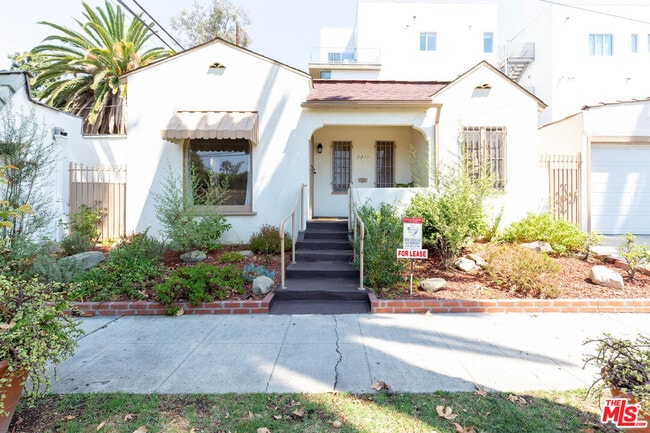 Building Photo - 8415 Rosewood Ave
