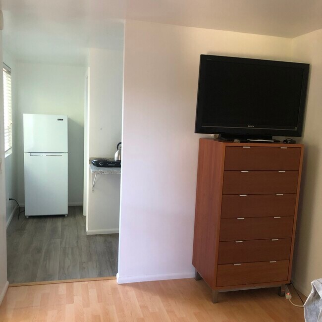 Building Photo - 9010 Balcom Ave