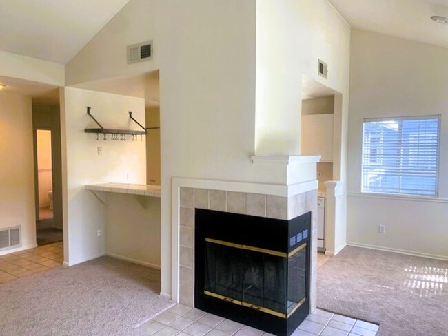 Foto del edificio - Charming 2-Bedroom Condo in Canyon Meadows...