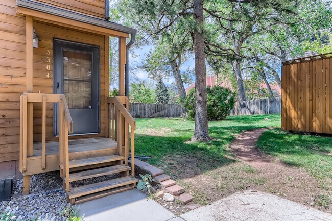 Building Photo - End Unit Townhome with 2 Beds, an Office a...