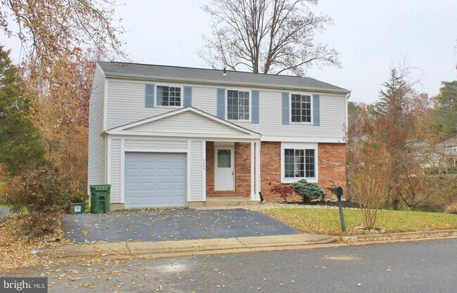Large updated colonial with a one-car garage nestled at the end of a peaceful cul-de-sac! - Large updated colonial with a one-car garage nestled at the end of a peaceful cul-de-sac! Apartment