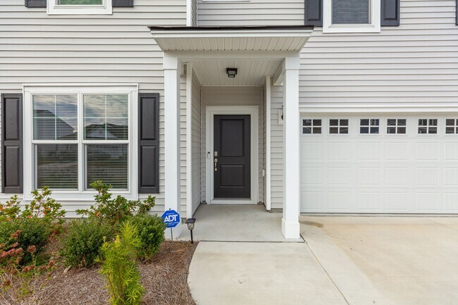 Building Photo - Welcome to the desirable Berkshire Forest!