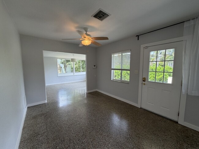 Building Photo - 2 Bed/2 Bath