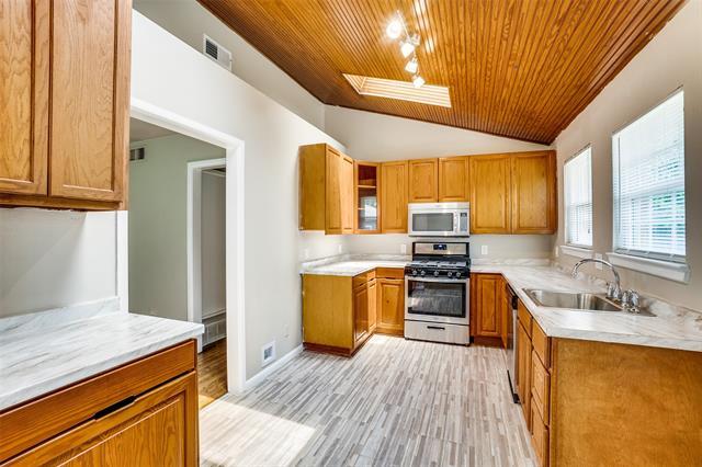 Building Photo - 2428 Highwood Dr