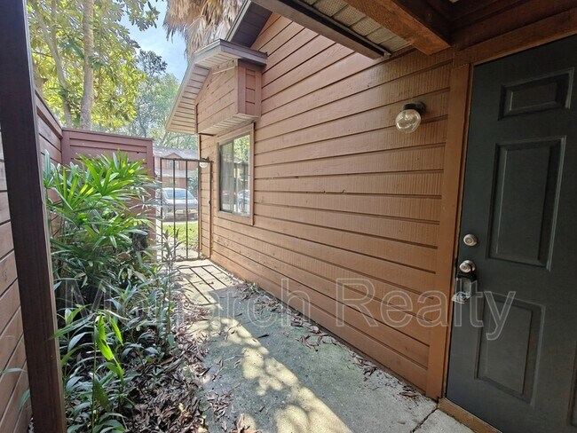 Foto del edificio - 830 SW 56th Terrace