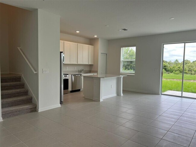 Building Photo - 3066 Chantilly Dr
