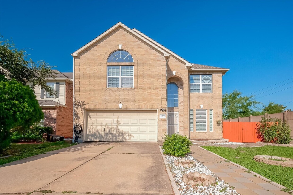 Foto principal - 6302 Wellness Landing Ln