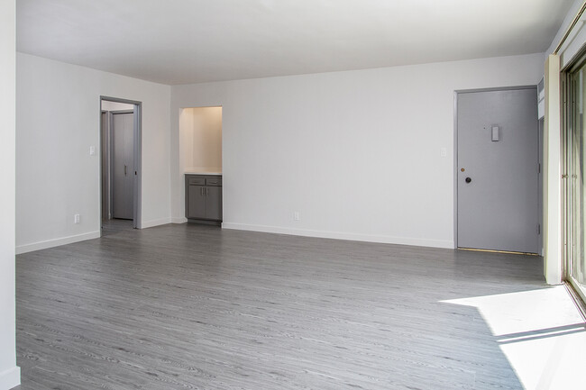 Foto del edificio - 450 S LOS ROBLES Ave