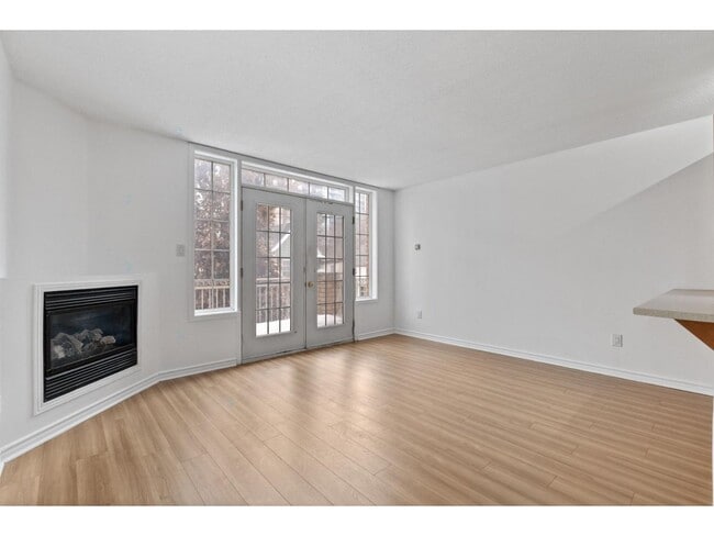 Building Photo - 325 Rue Champlain
