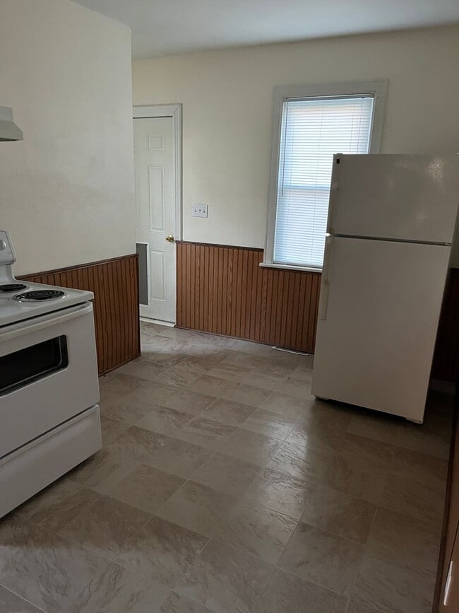 Building Photo - 2 bedroom one bath house in Godfrey