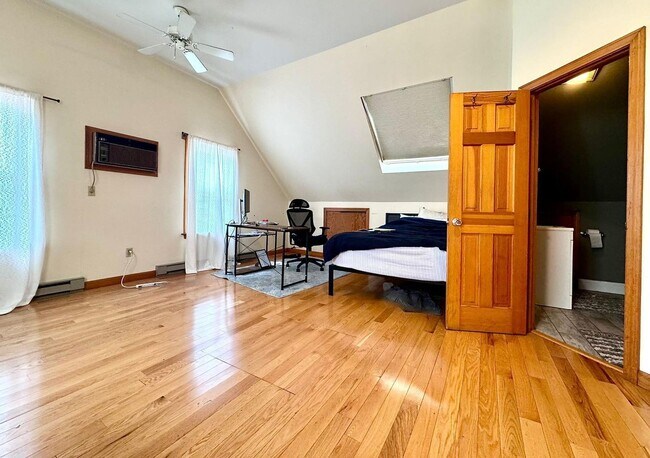 Foto del edificio - HOT NEWTON LISTING!!!