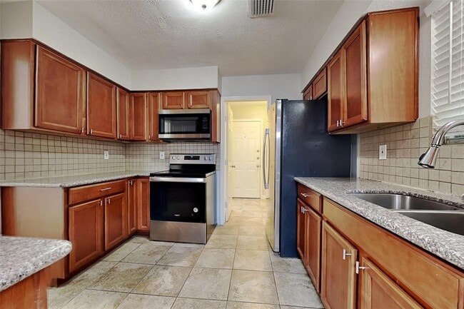 Building Photo - 14922 Spring Lake Dr