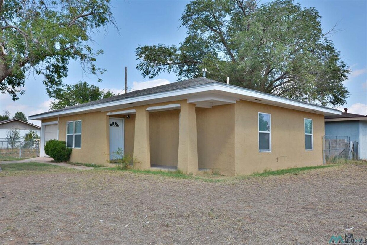 Building Photo - Beautiful 4 bedroom, 1 bath home on corner...