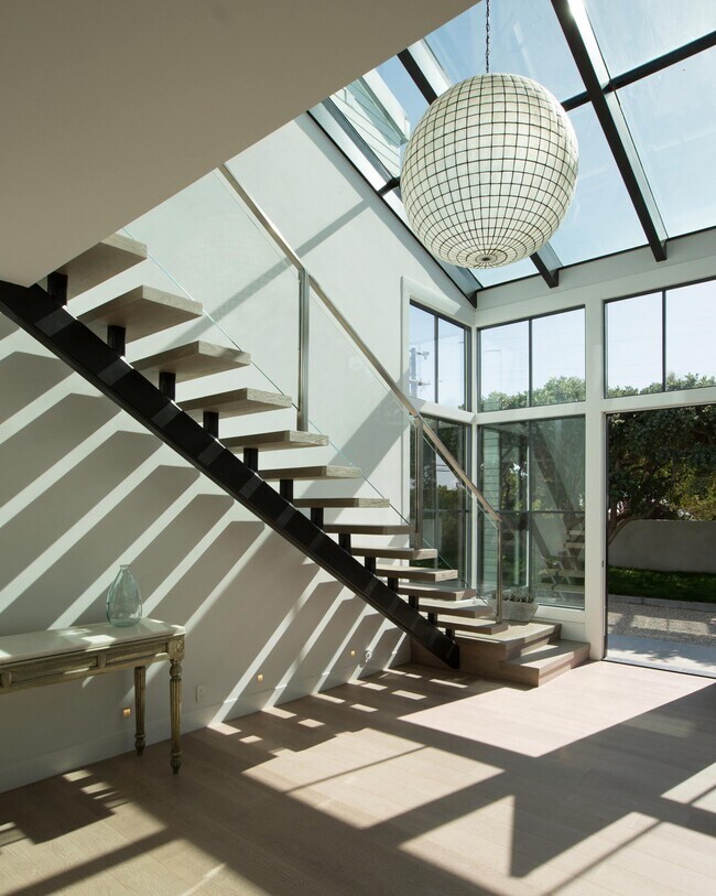 Foto del edificio - 7310 Birdview Ave