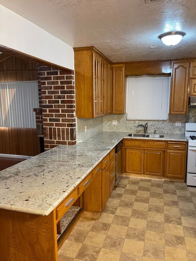 Foto del edificio - Spacious Single Story 3 Bedroom Tracy Home !