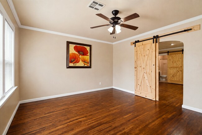Foto del edificio - E 8th St Duplex