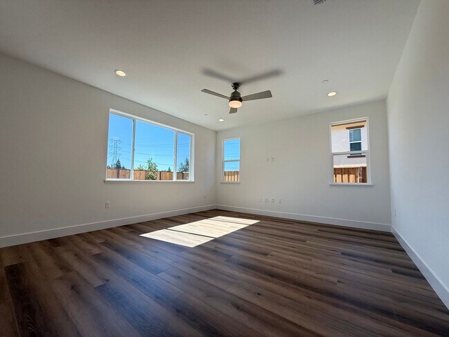 Building Photo - BRAND NEW 4 Bed 3 Bath Martinez Home - Owned Solar! Just Completed!